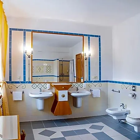 Tri Lilie Hotel