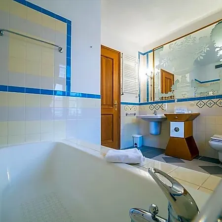 Hotel Tri Lilie 4*