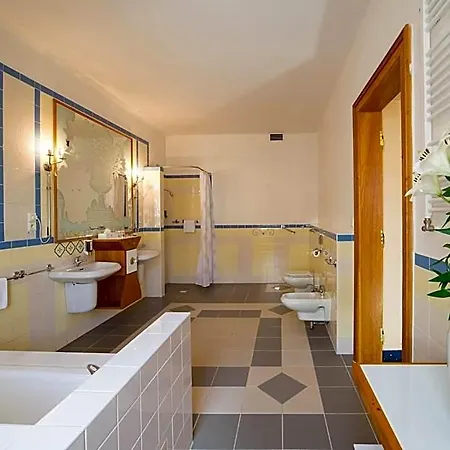 Tri Lilie Hotel